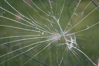 Realistic Cracked And Broken Screen Wallpaper Technosamrat
