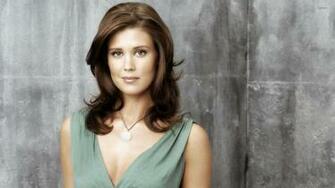 Cute Sarah Lancaster With Necklace Wallpaper Celebrity