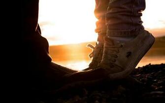 Romantic Sunset Kiss Wallpaper
