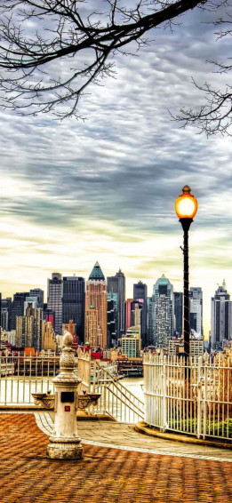 Enjoying The City Life In New York With An iPhone X Wallpaper