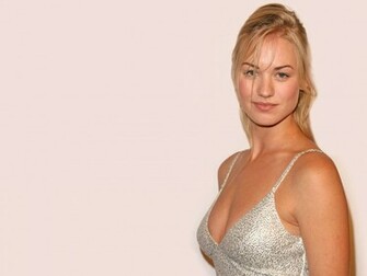 Pretty Yvonne Wallpaper Strahovski