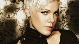 Pink Singer HD Wallpaper