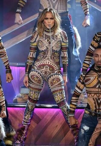 Jennifer Lopez Performs On The American Music Awards Glamour