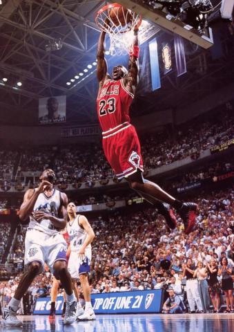 Legendary Slam Dunk Michael Jordan Wallpaper