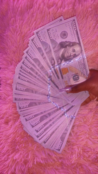 Baddie Aesthetic Money On Hand Wallpaper