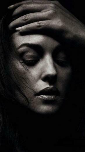 Monica Bellucci Portrait Figure Wallpaper Background