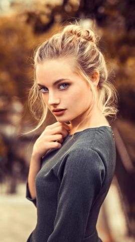Model Wallpaper On