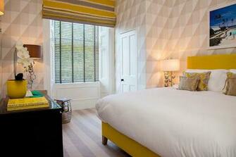That Inspire You To Try Out Geometric Wallpaper Interior Design