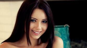 Description Smile Girl Wallpaper HD