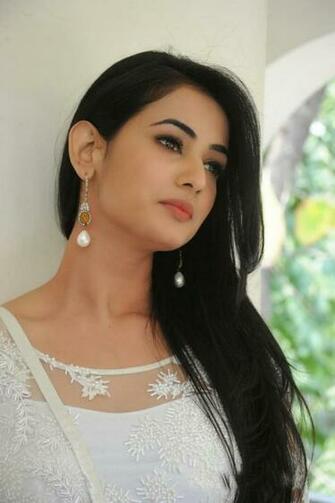 Sonal Chauhan Wallpaper HD Girls Beautiful