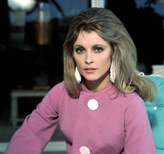 Sharon Tate Pink Coat Chx5r6ugzb6jo17w Wallpaper
