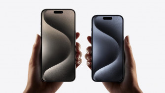 Apple S iPhone Stands Tall Against Samsung Foldable Phones