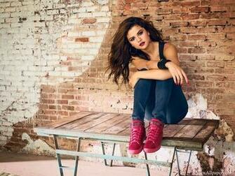 Selena Gomez Wallpaper