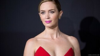 Emily Blunt Hot Wallpaper