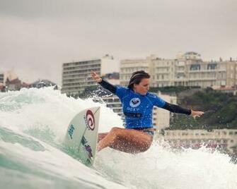 Alana Blanchard Surfing Desktop Pc And Mac Wallpaper
