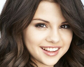 Selena Gomez Pretty Face Portrait Wallpaper In Celebrities