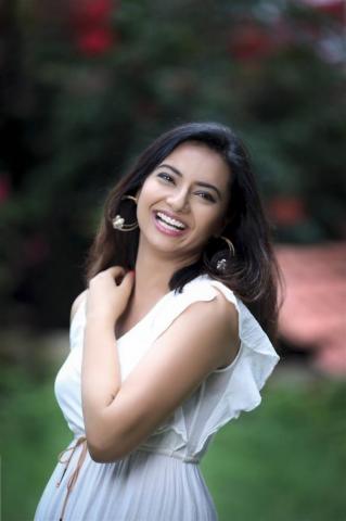 Isha Chawla Photos HD Image Pictures Stills Of