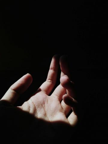 Light Dark Hand Aesthetic Black Lockscreen Wallpaper