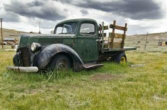 Rusty Old Truck Wallpaper Background