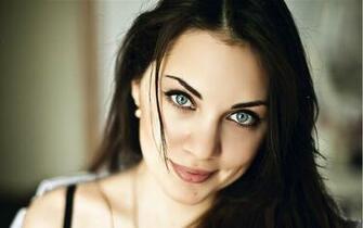 Cute Brunette Model With Blue Eyes Desktop Pc