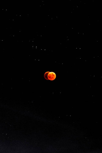 Lunar Eclipse Portrait Utujv08p0qn9fe08 Wallpaper