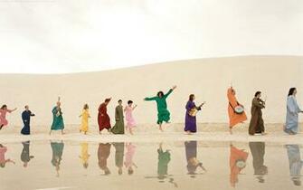 Wallpaper Colorful People On Beach