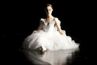 Black Swan Wallpaper Photo Natalie Portman As Nina Sayers A White