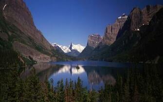 Beautiful Mountain Lake Wallpaper