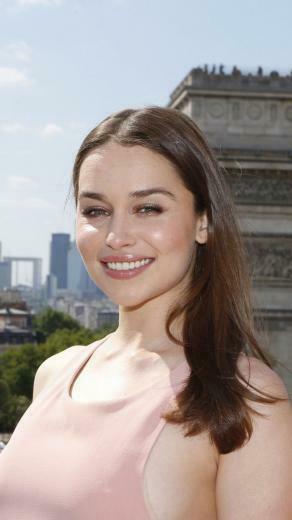 Emilia Clarke Arc De Triomphe Smile Wallpaper