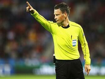 Euro News Clattenburg To Referee Final