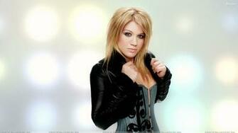 Kelly Clarkson In Black Jacket N Golden Hairs Wallpaper