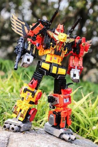 Power Of The Primes Titan Class Predaking New In Hand Image