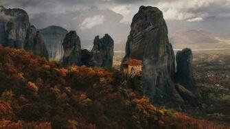 A Building By Rock Formations Kalampaka Meteora Greece Walle