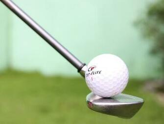 Juggle A Golf Ball On Club Steps With Pictures