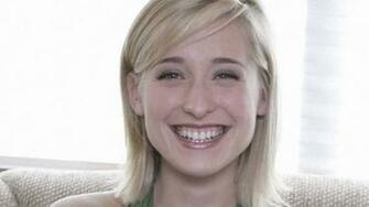 Allison Mack Smile Wallpaper Pictures