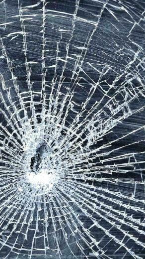 iPhone Cracked Screen Wallpaper Top
