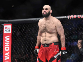 Shamil Abdurakhimov Wearing Red Shorts Wallpaper