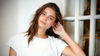 Taylor Hill Wallpaper Image