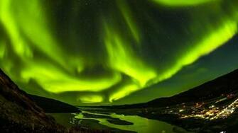 Aurora Skies Wallpaper
