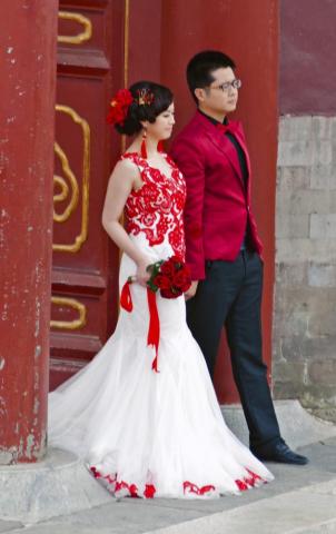 File Chinese Couple In Wedding Attire At Temple Of Heaven Jpg