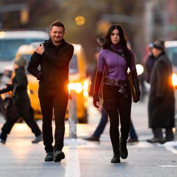 First Hawkeye Set Photos Hailee Steinfeld In Costume And Her Dog