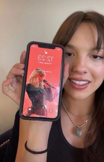 On X Olivia Rodrigo Having Taylor Swift As Her Background