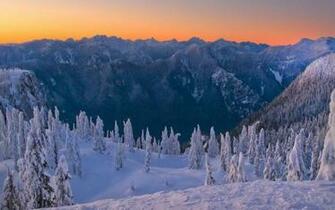 HD Beautiful Mountain Scape In Winter Wallpaper