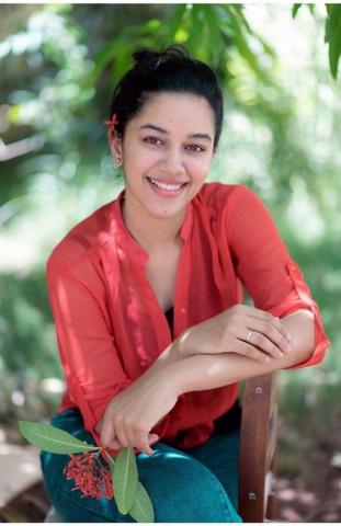 Mirnalini Ravi New Wallpaper Photogallery
