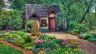 Cottage Wallpaper