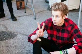 Luke Hemmings New HD Wallpaper For iPhone Wallpaperjunk