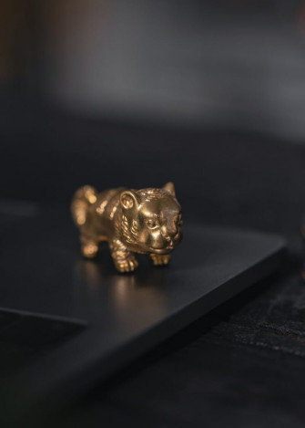 Luxurious Aesthetic Black And Gold Wallpaper To