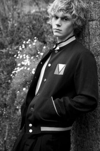 Evan Peters Known People Famous News And