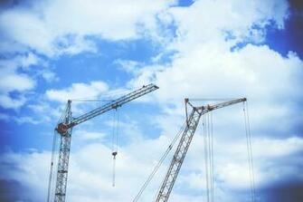 Photo Gray Rectangular Power Crane With Blue Cumulus Clouds