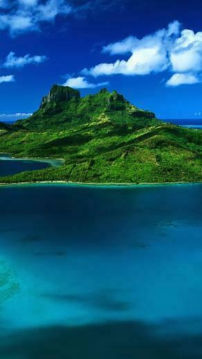 Beautiful Green Island iPhone Se Wallpaper